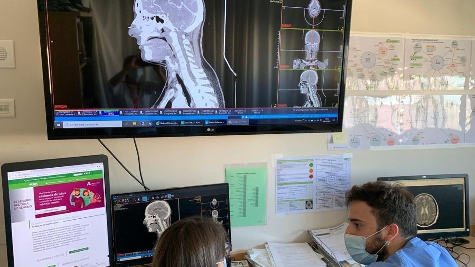 Dos profesionales en el centro andaluz de Teleictus del Hospital Macarena.