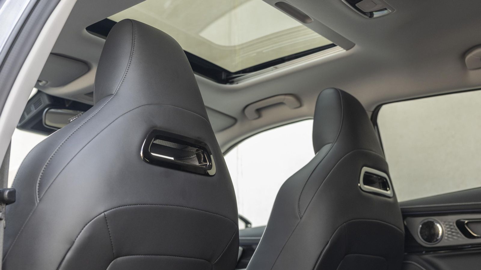 El techo practicable forma parte del equipamiento de serie del nivel Premium, al igual que el equipo de sonido con altavoces Sony o el portón motorizado.