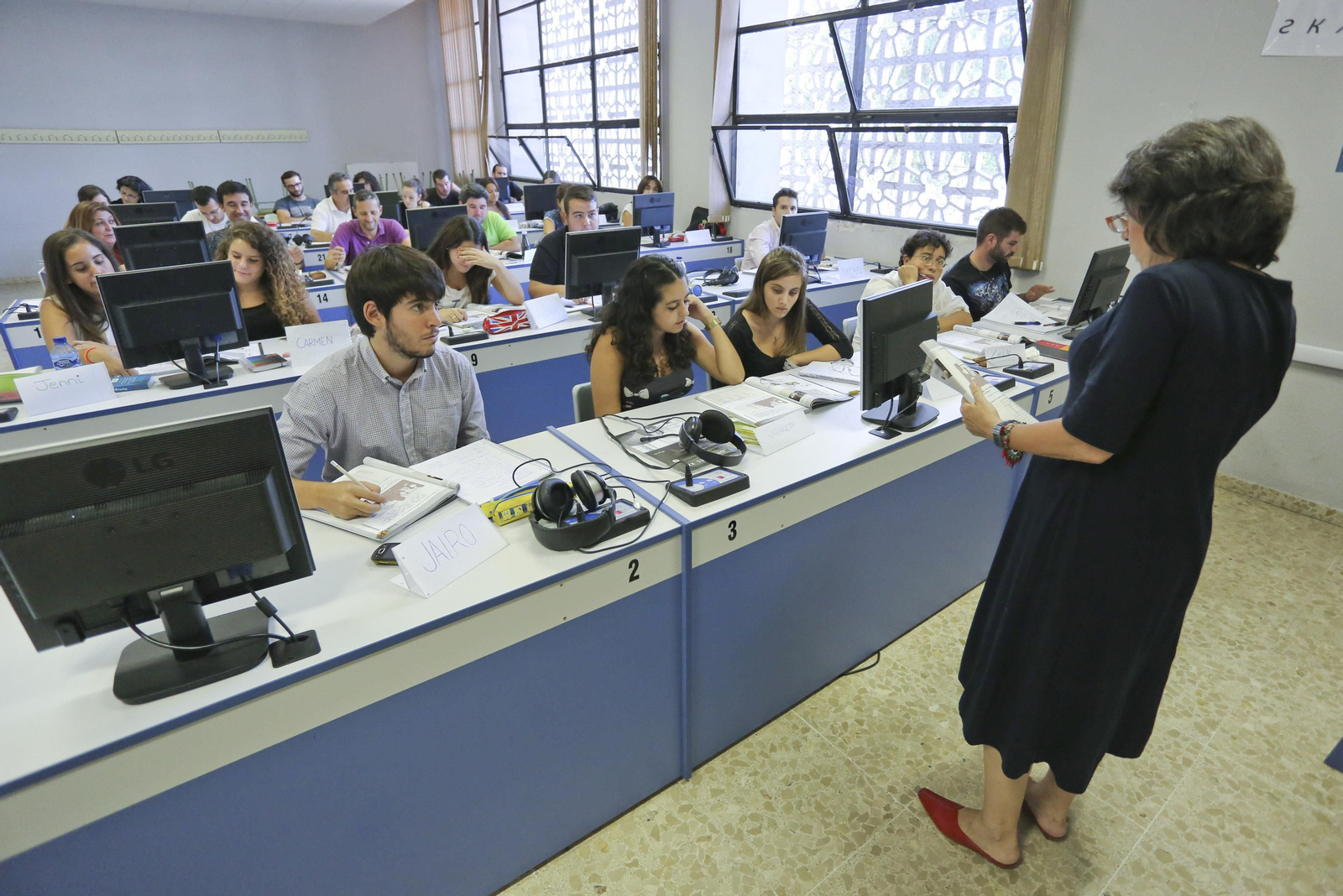 Una docente impartes clases en la Escuela Oficial de Idiomas de Málaga.