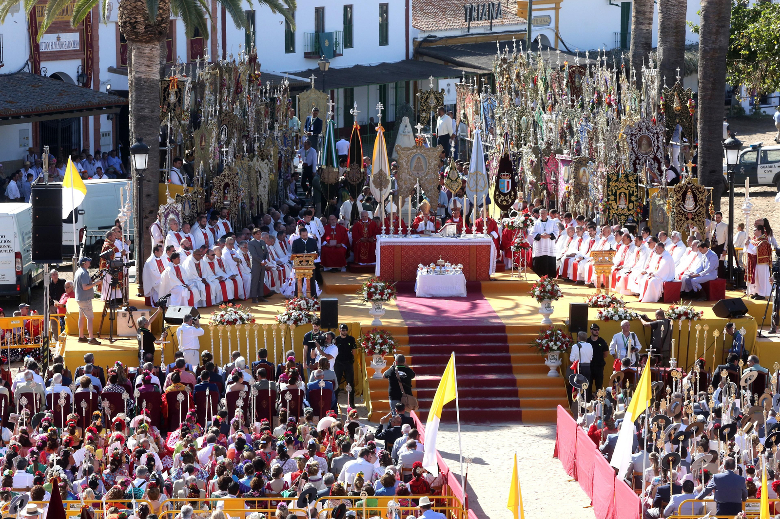 Imágenes de la misa de Pentecostés de la Romería del Rocío 2019