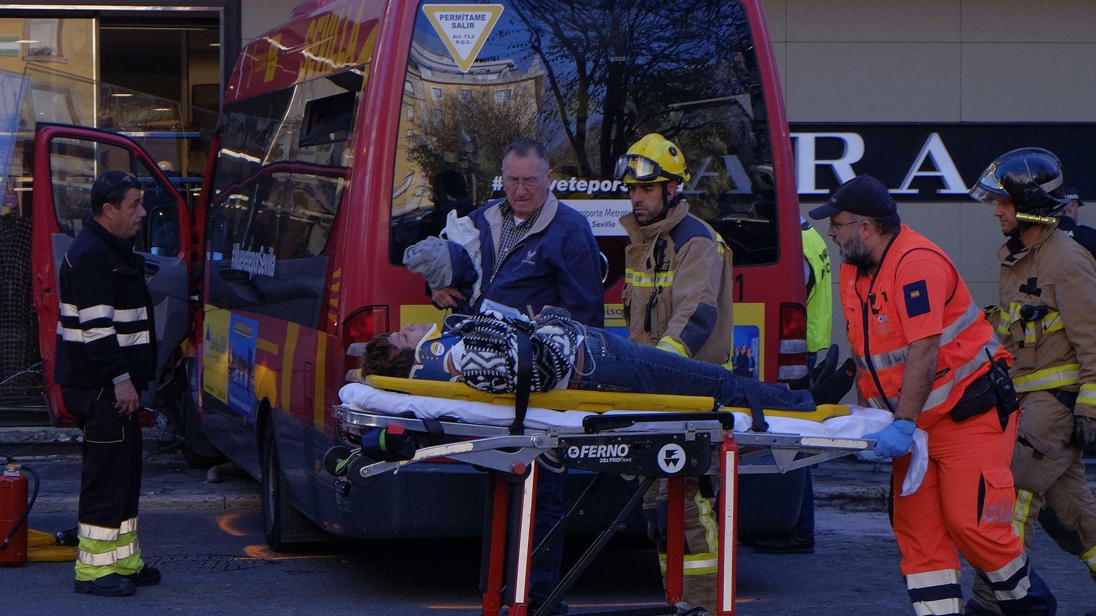Traslado de los heridos del accidente en la Campana