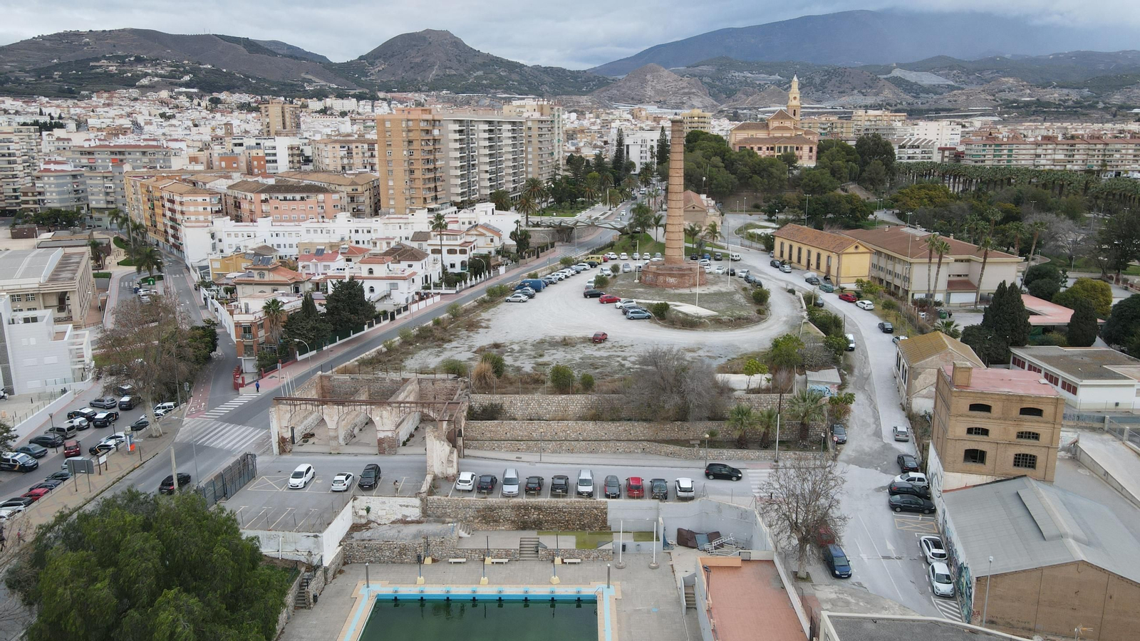 Vista aérea de la Alcoholera con el Cerro de fondo y parte de Motril