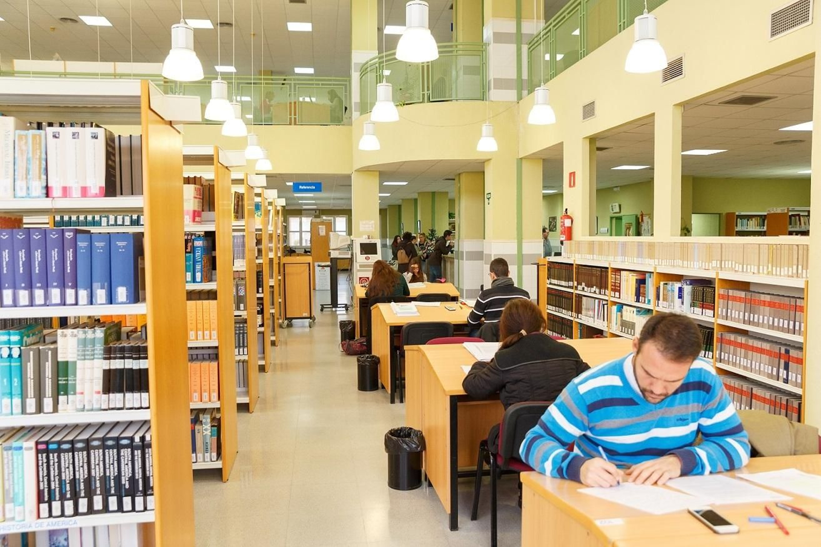 Alumnos de la UHU estudiando en la biblioteca.