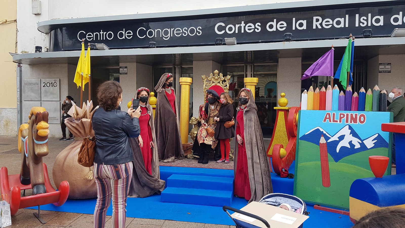 Una pequeña se hace una foto con el Heraldo Real en San Fernando tras entregarle su carta.