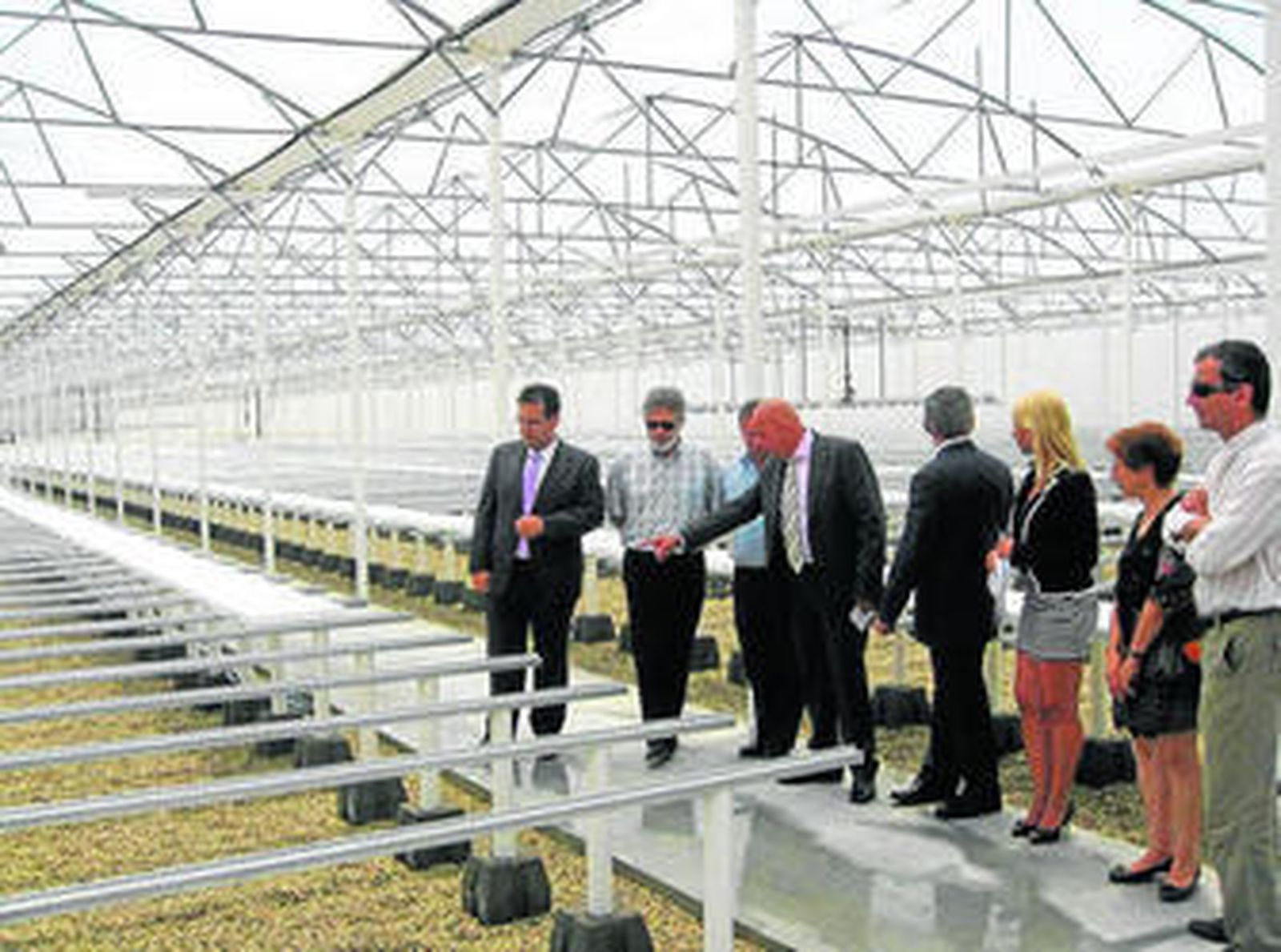 Juan Deus, con el gerente de la empresa, Manuel Escudero, y el alcalde de Níjar, Antonio Jesús Rodríguez.