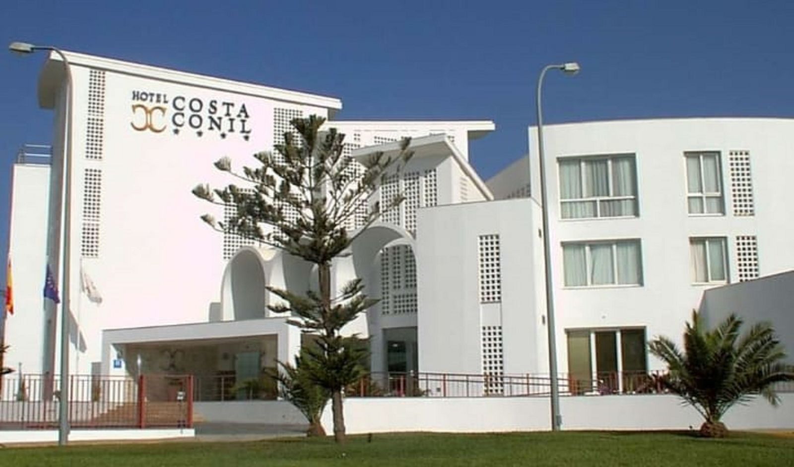 Fachada principal del hotel Costa Conil
