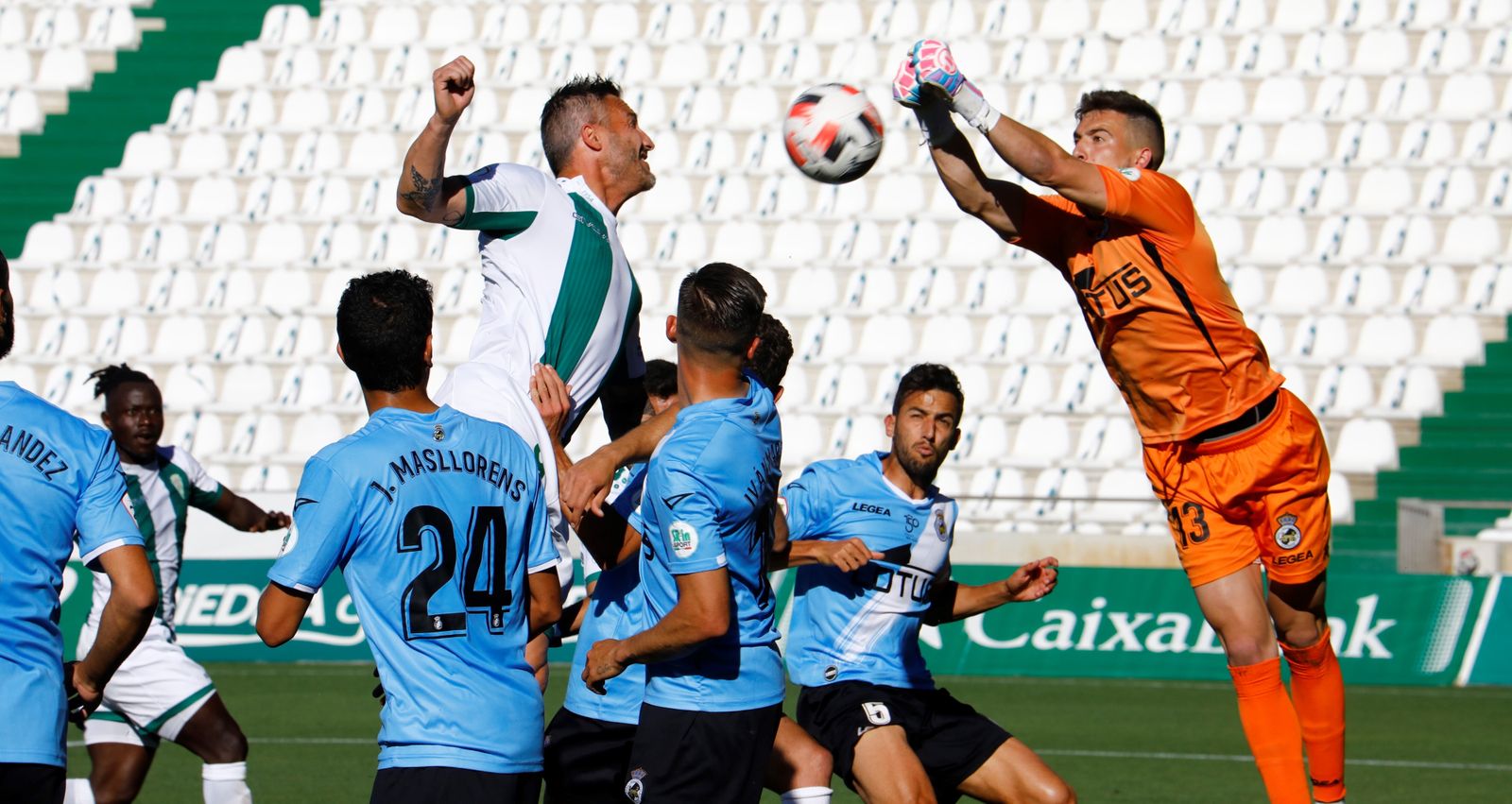 Nacho Miras, arquero de la Balona, despeja el balón ante Piovaccari, en el partido de El Arcángel.