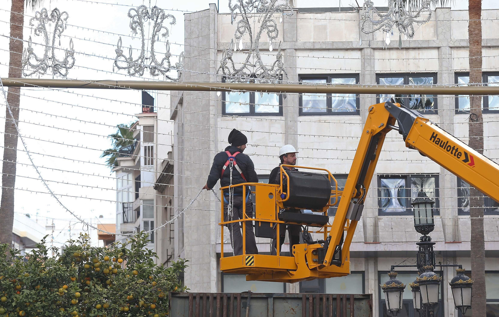 Fotos del montaje del alumbrado de Navidad en Algeciras