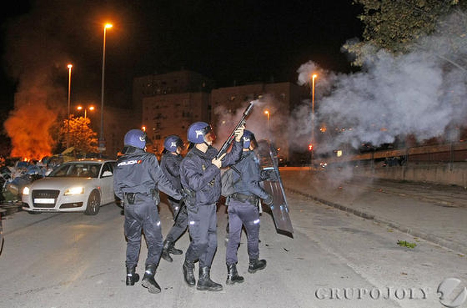Los bomberos acudieron a más de 80 llamadas por la quema de contenedores por toda la ciudad donde la Policía tuvo que intervenir en varias ocasiones

Foto: Pascual