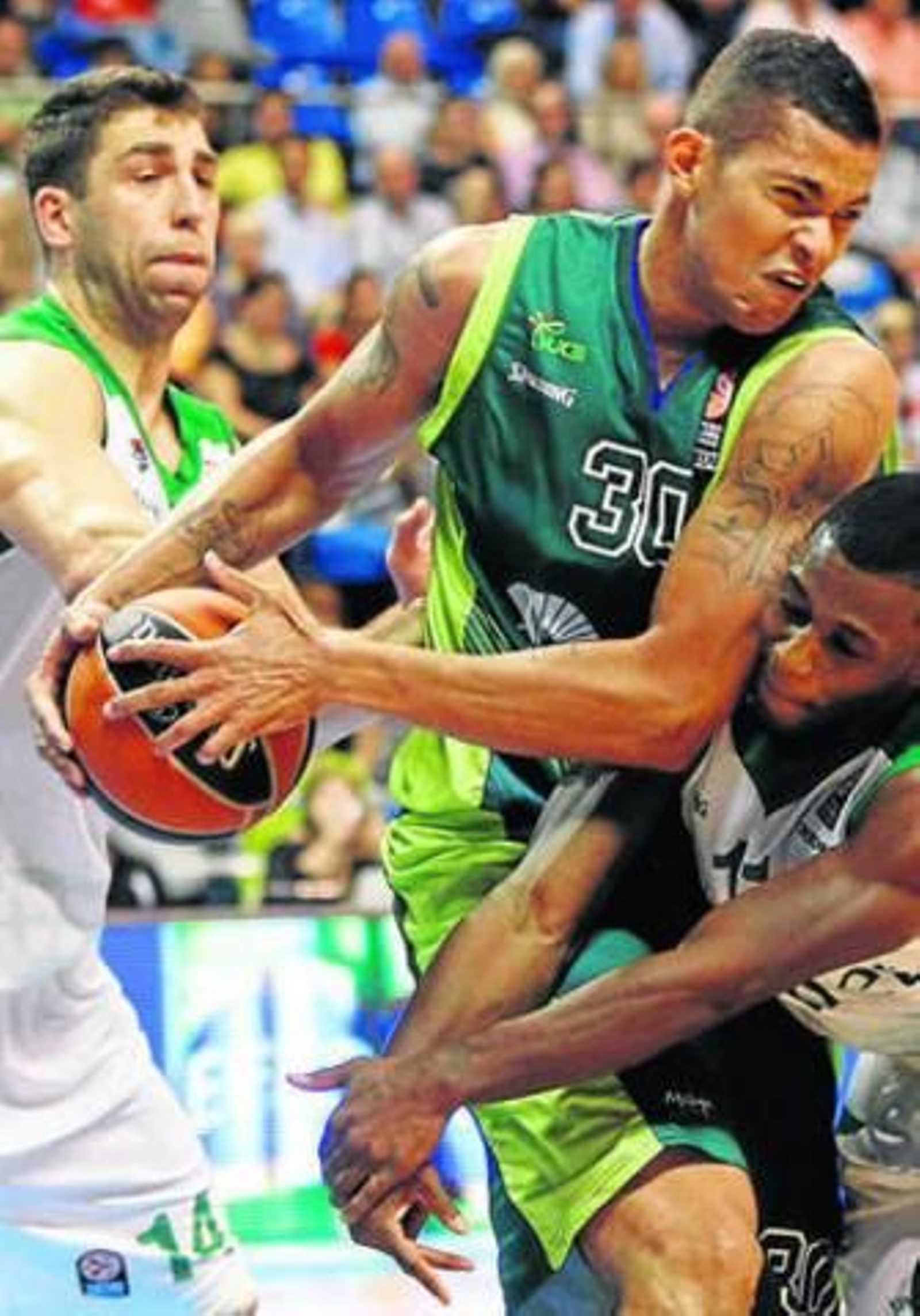 Hettsheimeir presionado en el partido ante el Zielona Gora.