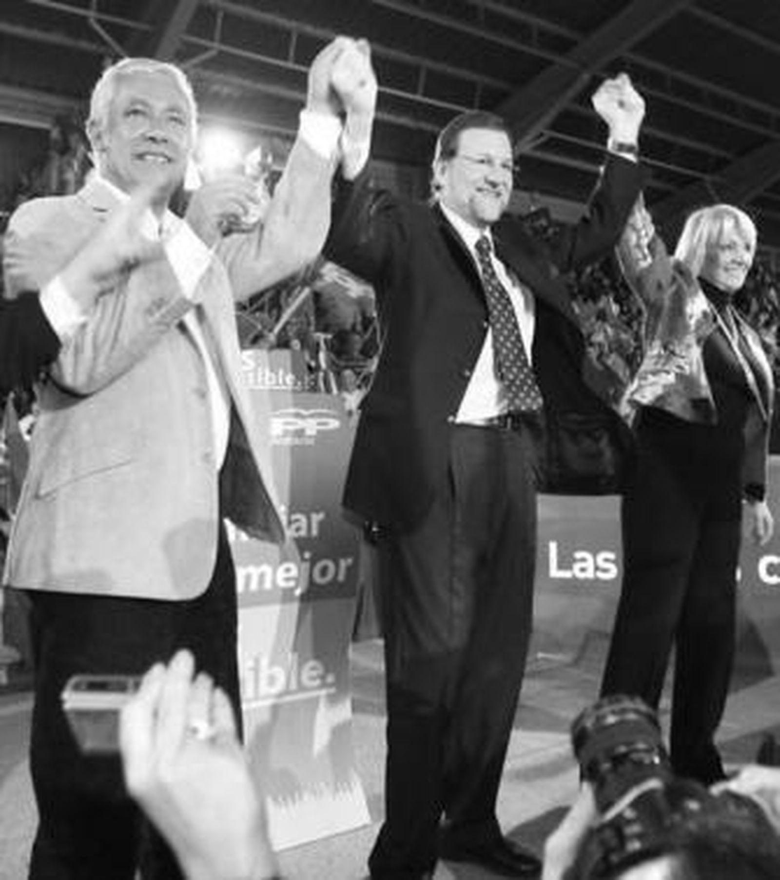 Javier Arenas, Mariano Rajoy y Teófila Martínez, en un mitin en Cádiz el pasado 21 de febrero.