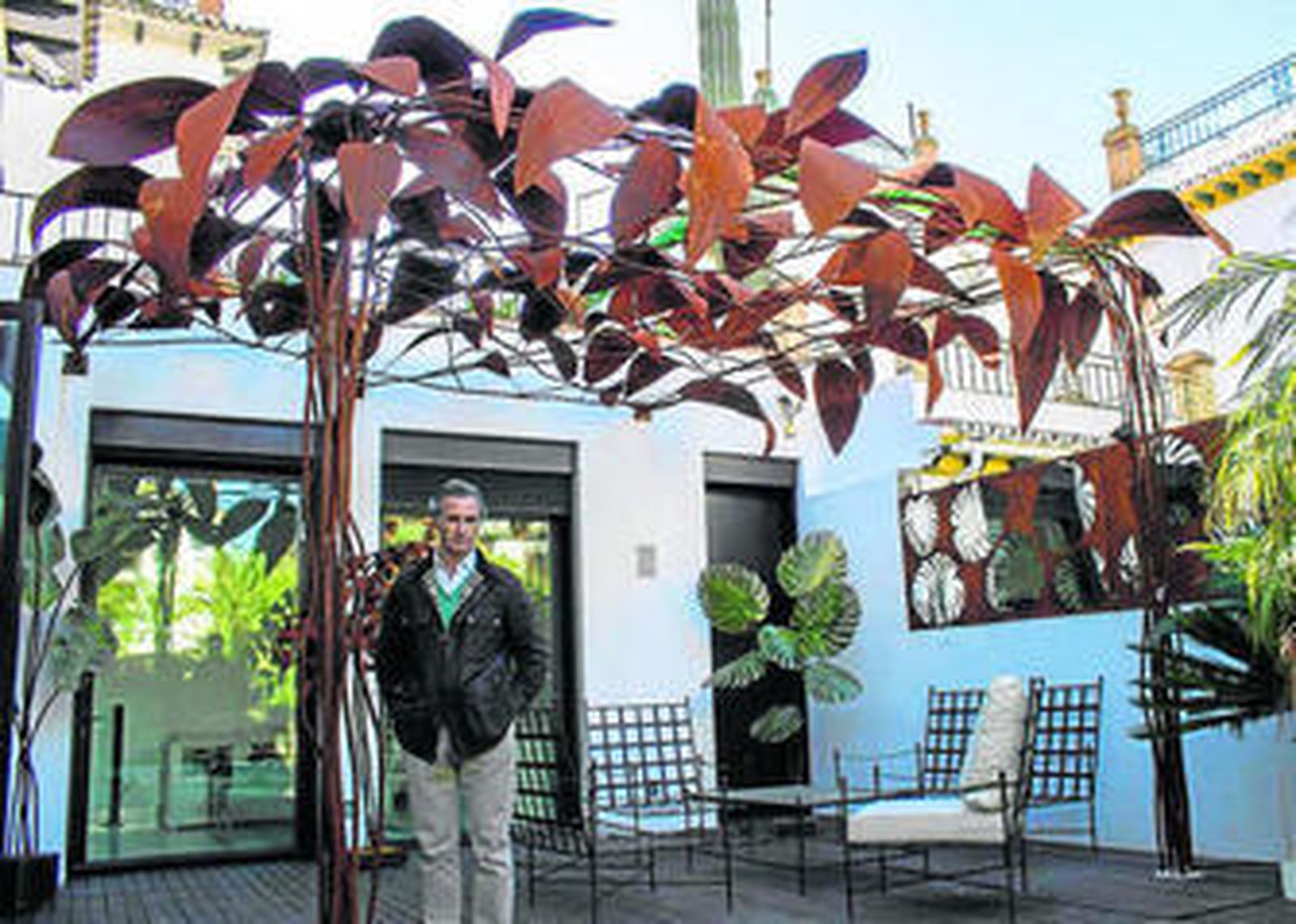 Cobre y blanco. Las esculturas de Fernando Oriol presentan un color cobrizo, fruto del material con el que se elaboran, que contrasta a la perfección con el fondo blanco de las paredes de la estancia.