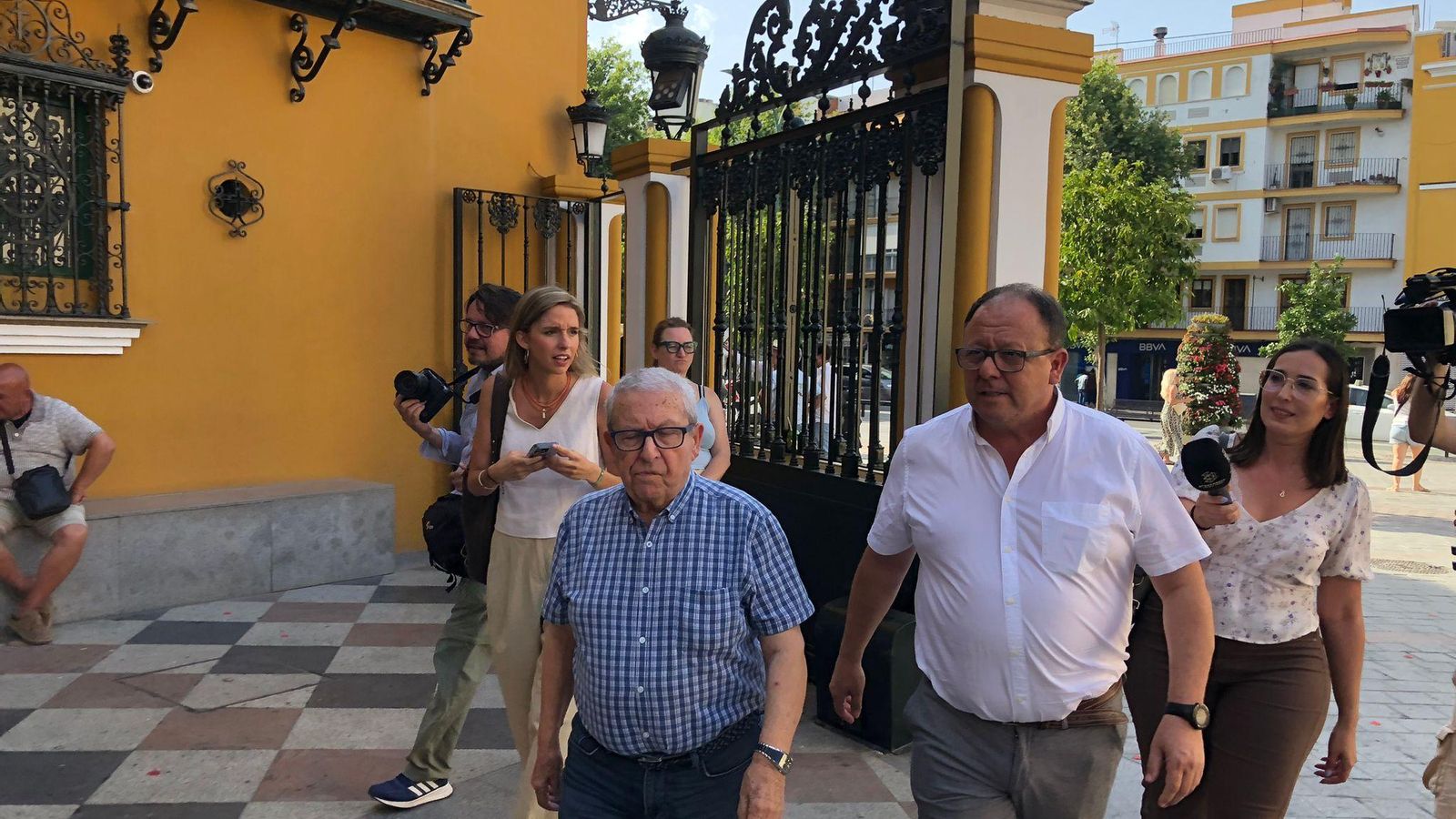 Francisco Arquillo, seguido por los periodistas en su llegada a la basílica. Francisco Arquillo, seguido por los periodistas en su llegada a la basílica.