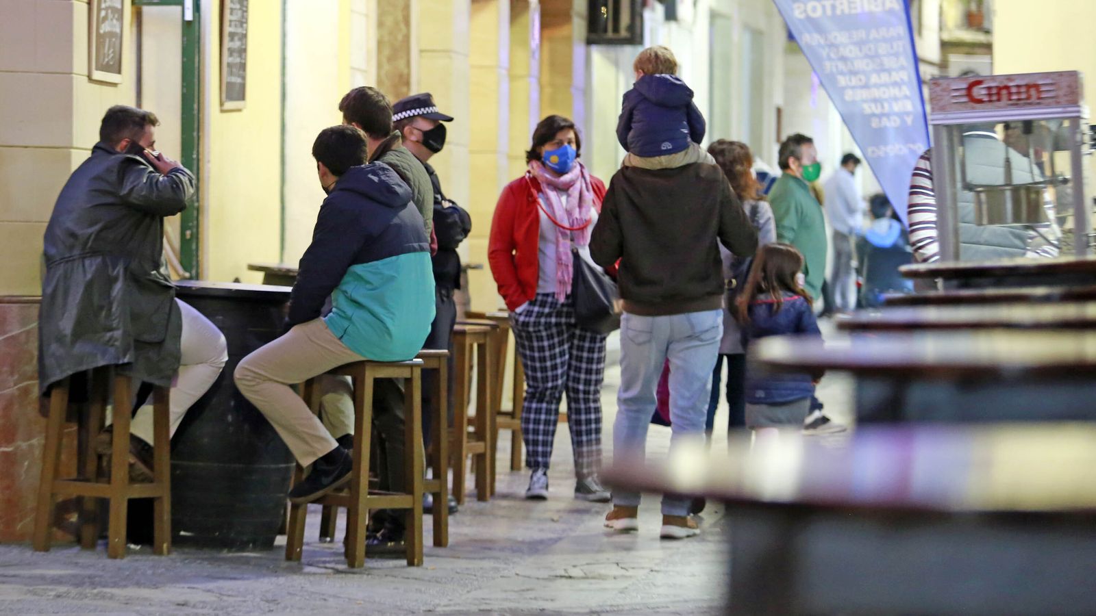 Una terraza con clientes en la calle Algarve la tarde este viernes.
