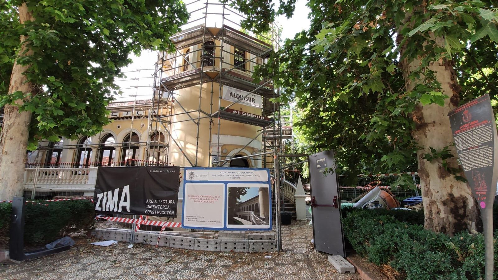 La biblioteca, con el andamiaje.
