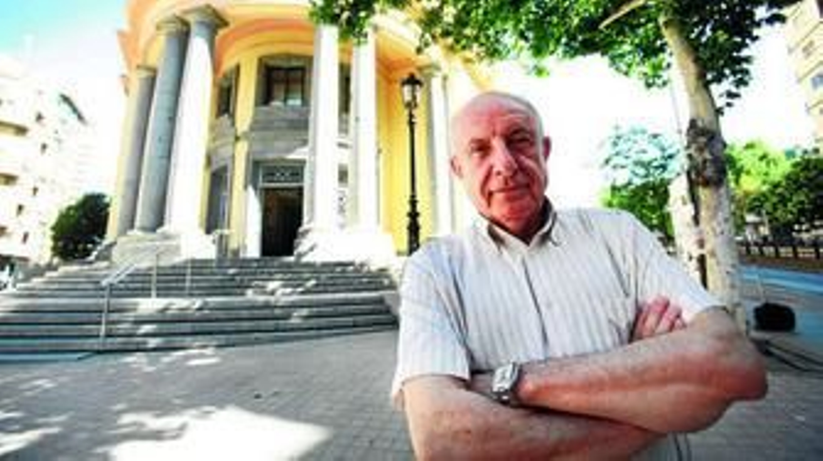 El catedrático, ante la fachada principal de la Facultad de Medicina.