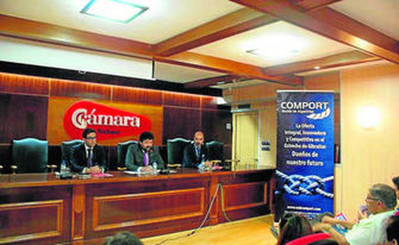 En la mesa, representantes de la APBA, Comport y de la Cámara.