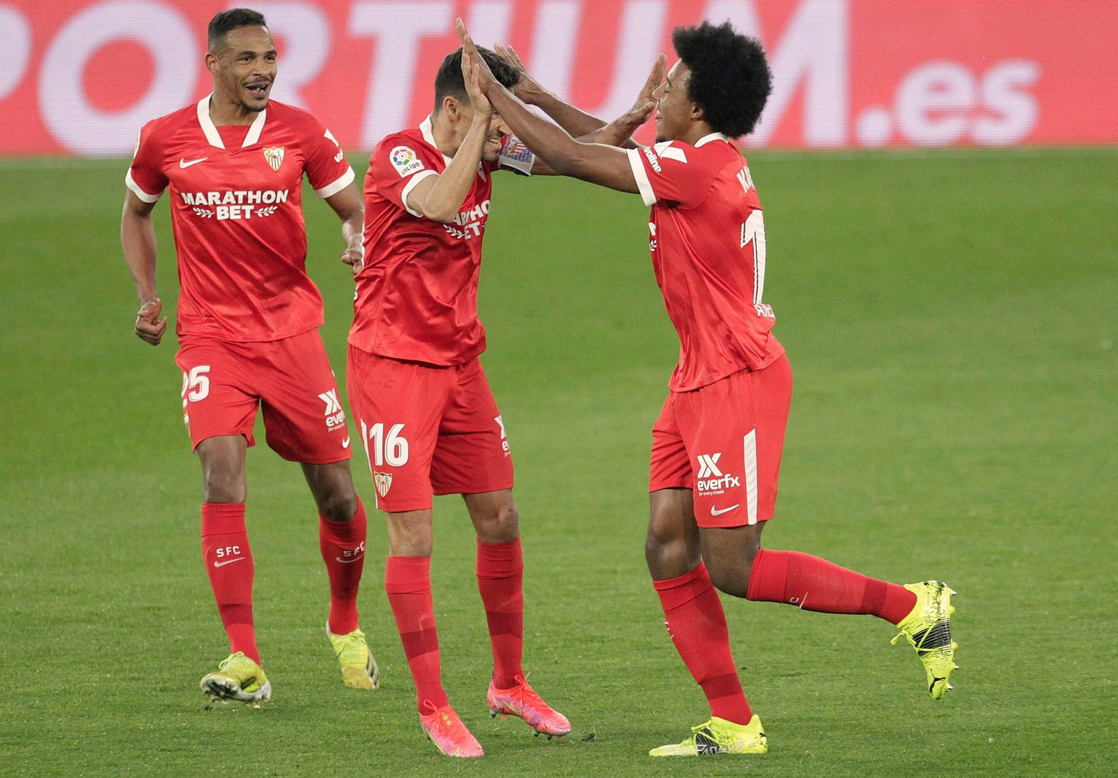 Koundé y Jesús Navas se felicotan tras uno de los goles.