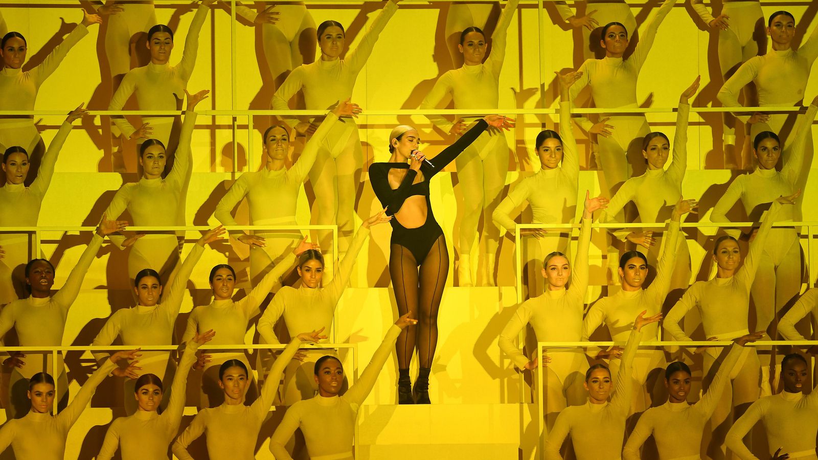 La cantante Dua Lipa fue la encargada de abrir la gala con su actuación.