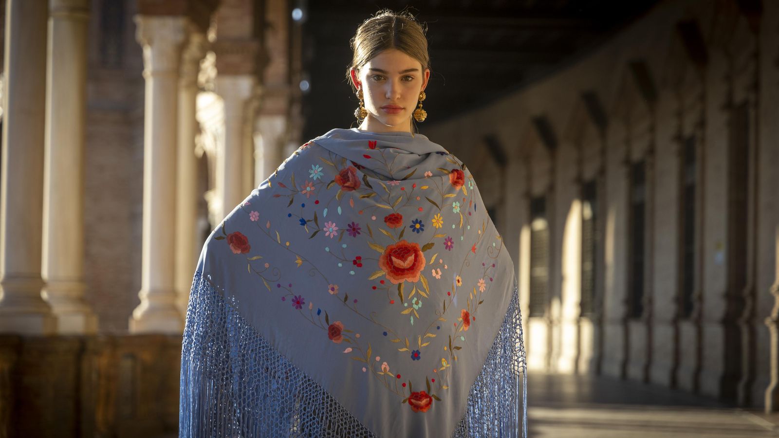 Mantón azul azafata de Foronda.  Modelo: Adela Oviedo