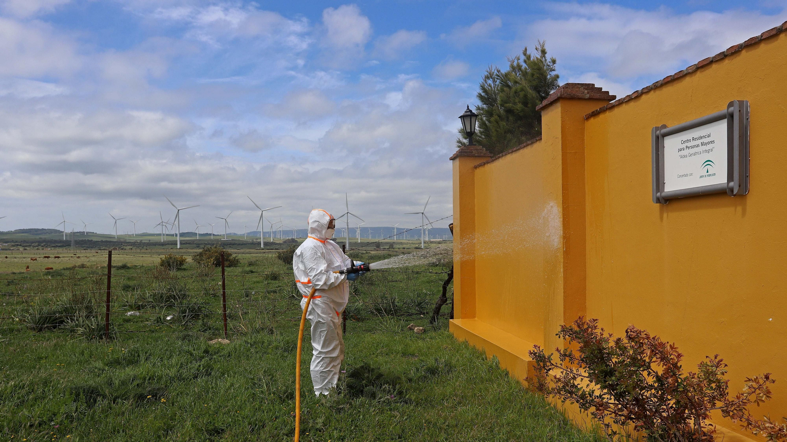Tareas de desinfección del Infoca en Facinas