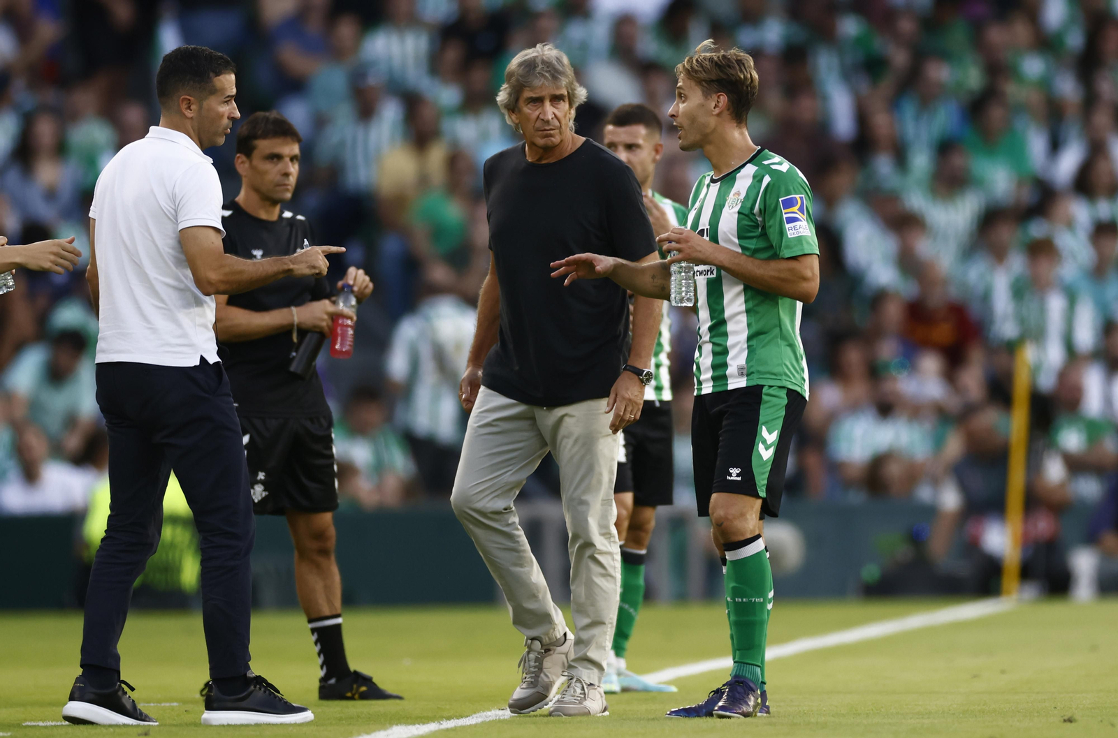 Pellegrini presta atención a Canales en un momento del partido.