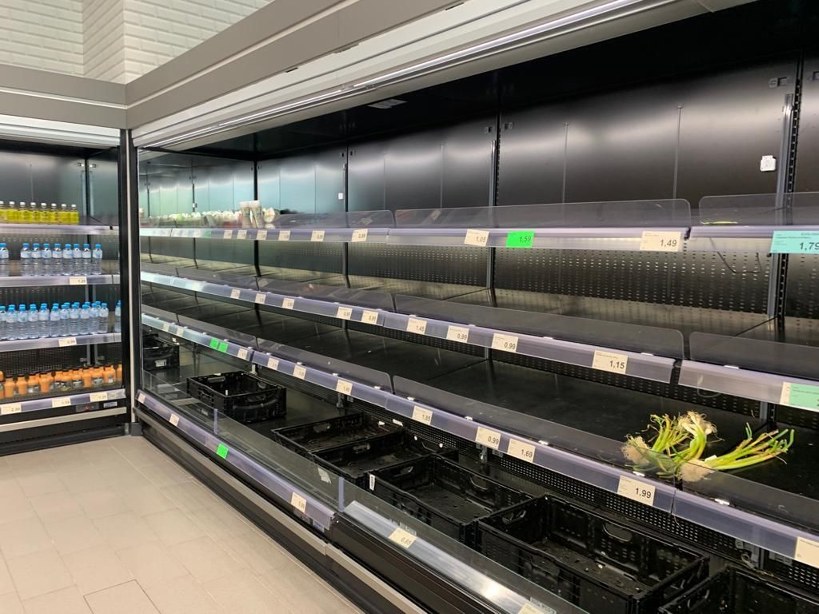 Estantes de productos frescos vacíos en un supermercado de Málaga.