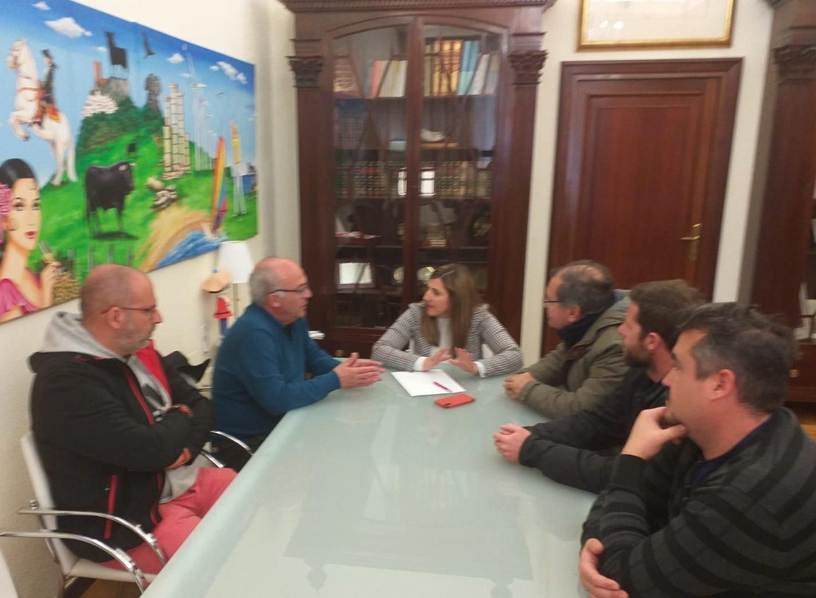 Un momento de la reunión de Irene García con el comité.