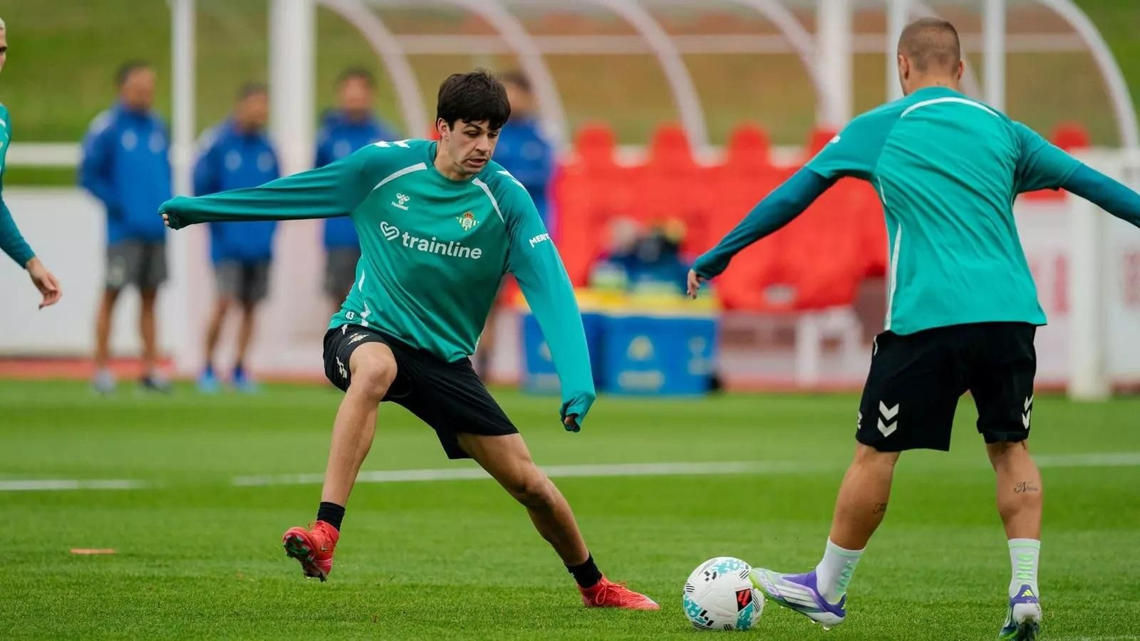 El uruguayo Petit trata de interceptar un balón de Pablo García durante el entrenamiento.