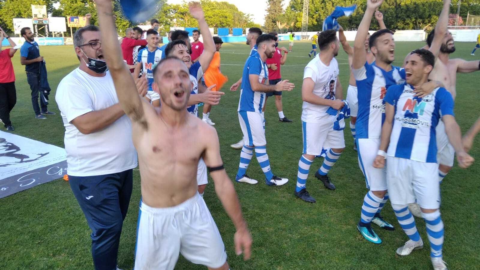 Victor, sin camiseta, grita tras logra el ascenso en Arcos.