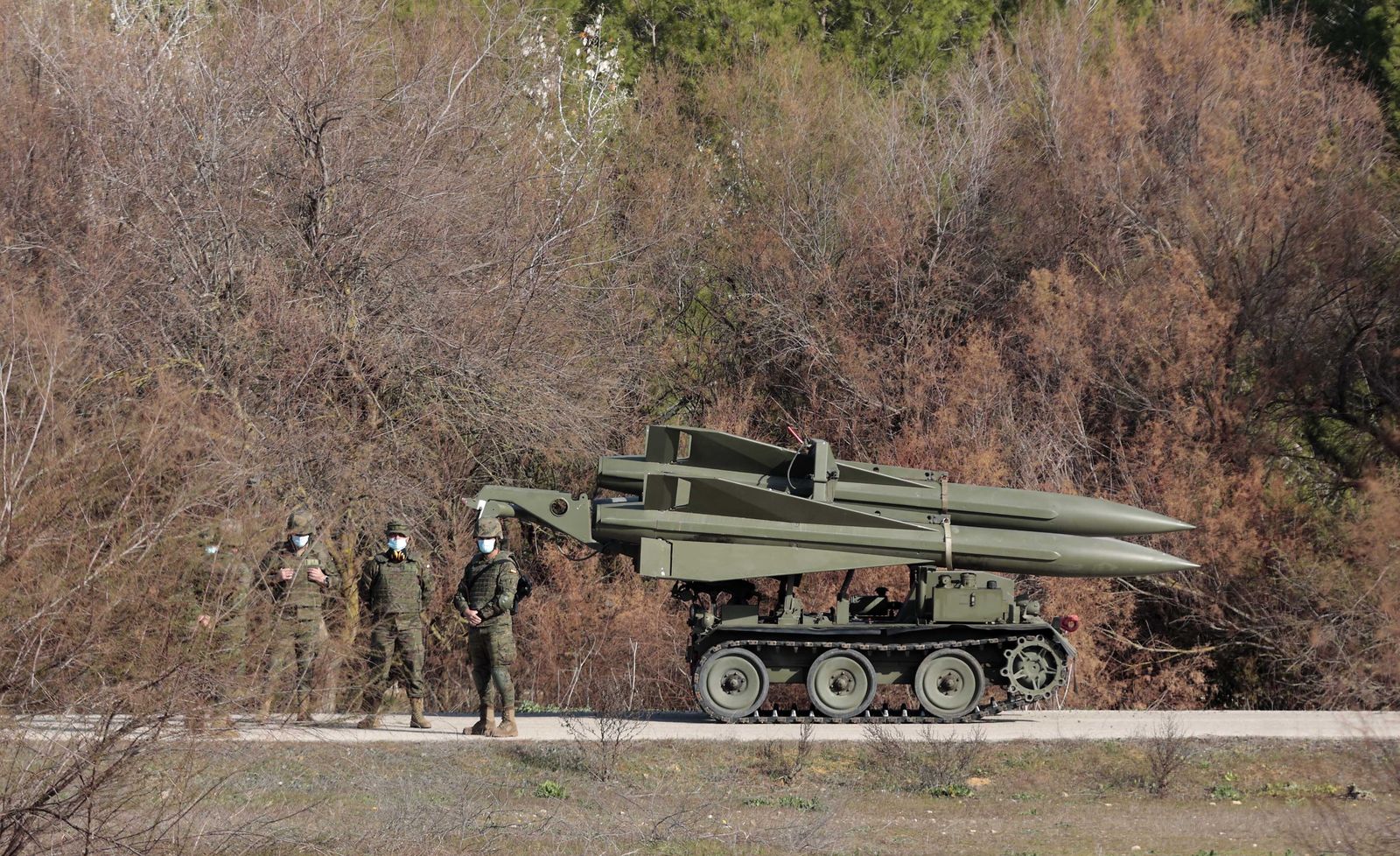 La visita de Margarita Robles a la Base del Copero en imágenes