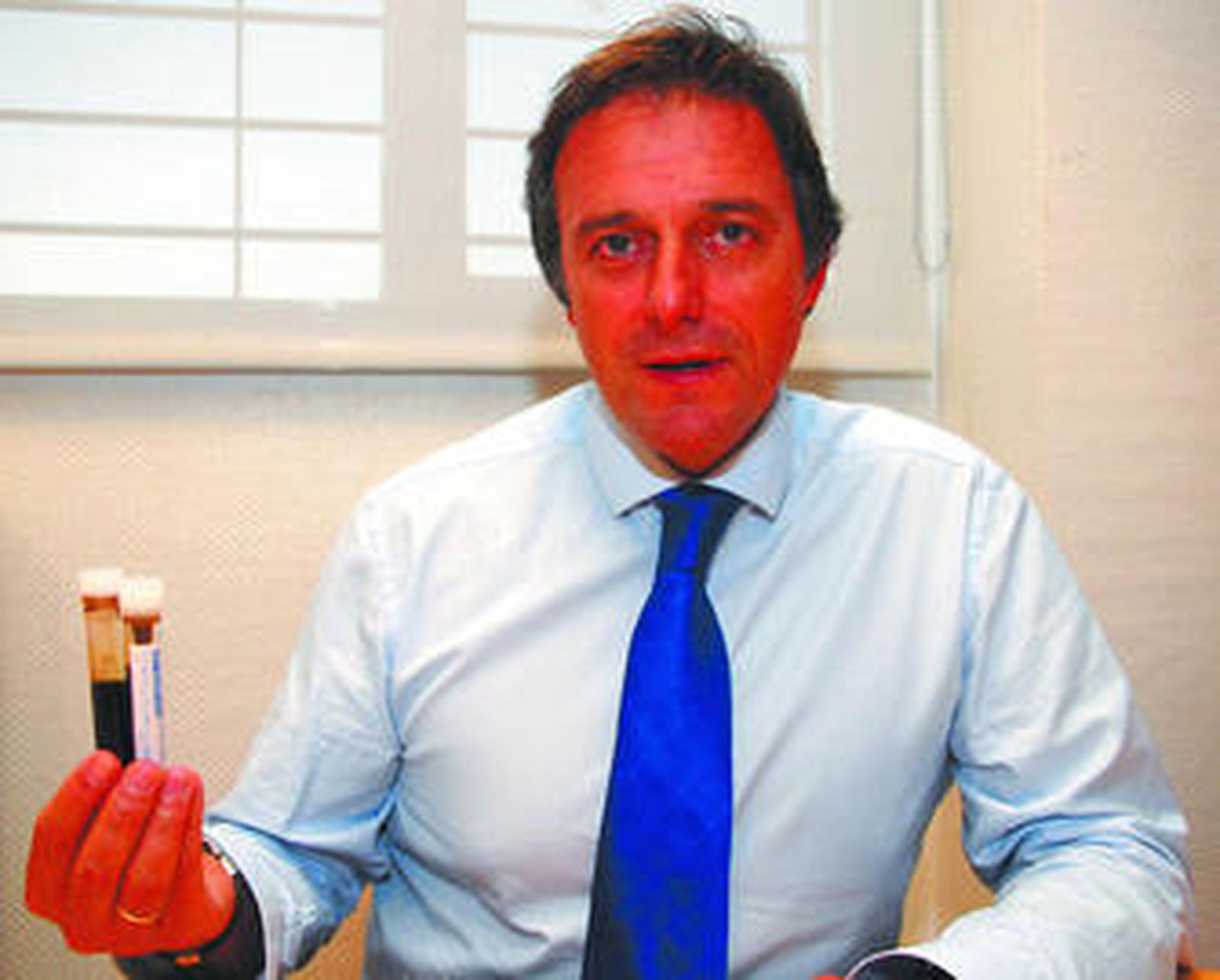 Jesús Prera, de San Fernando y el primero de los querellantes, muestra unos frascos que contienen el preparado supuestamente curativo.