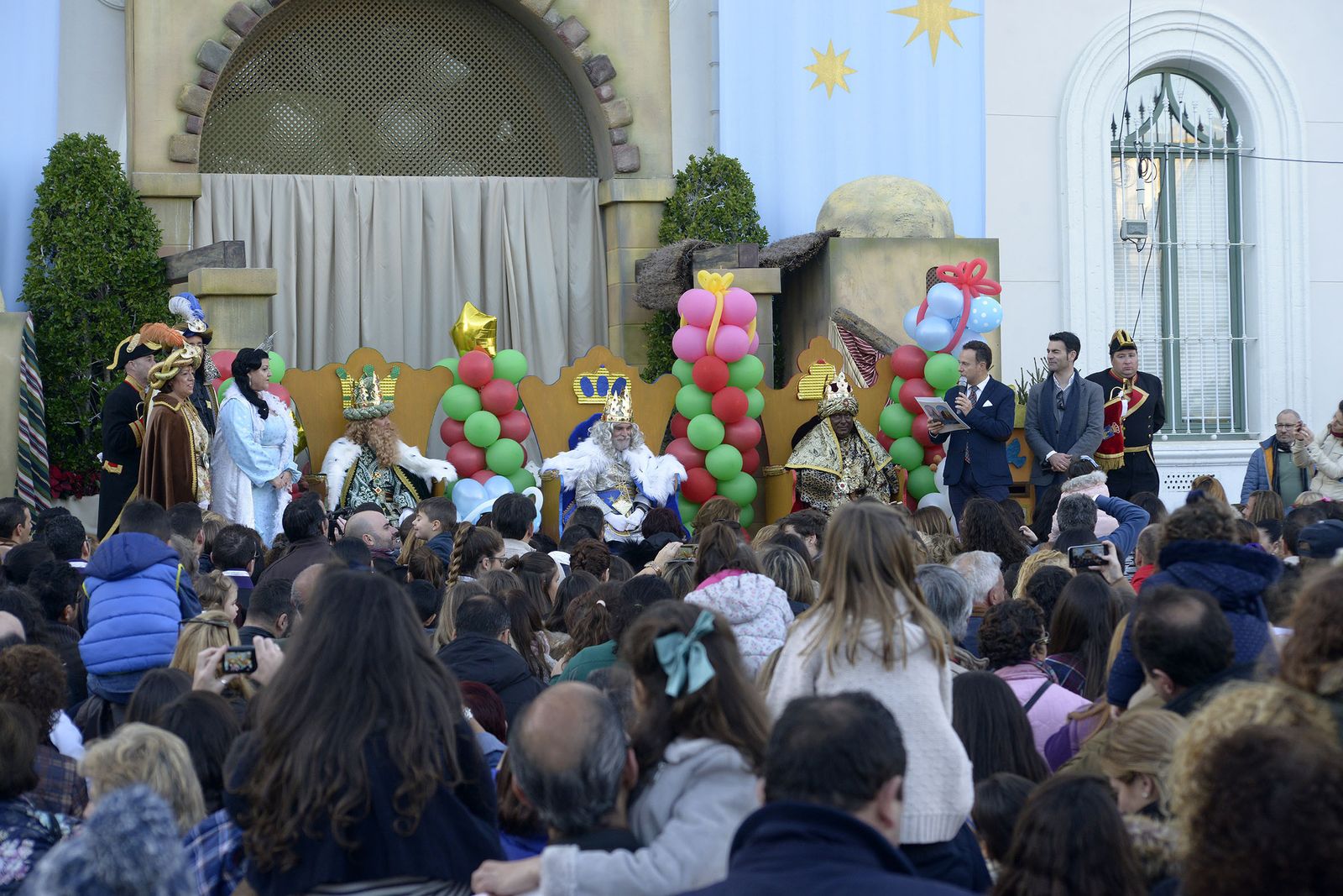 Sus Majestades en la plaza de Isaac Peral, antes de dirigirse a la Plaza de España para montrase en las carrozas de la cabalgata.