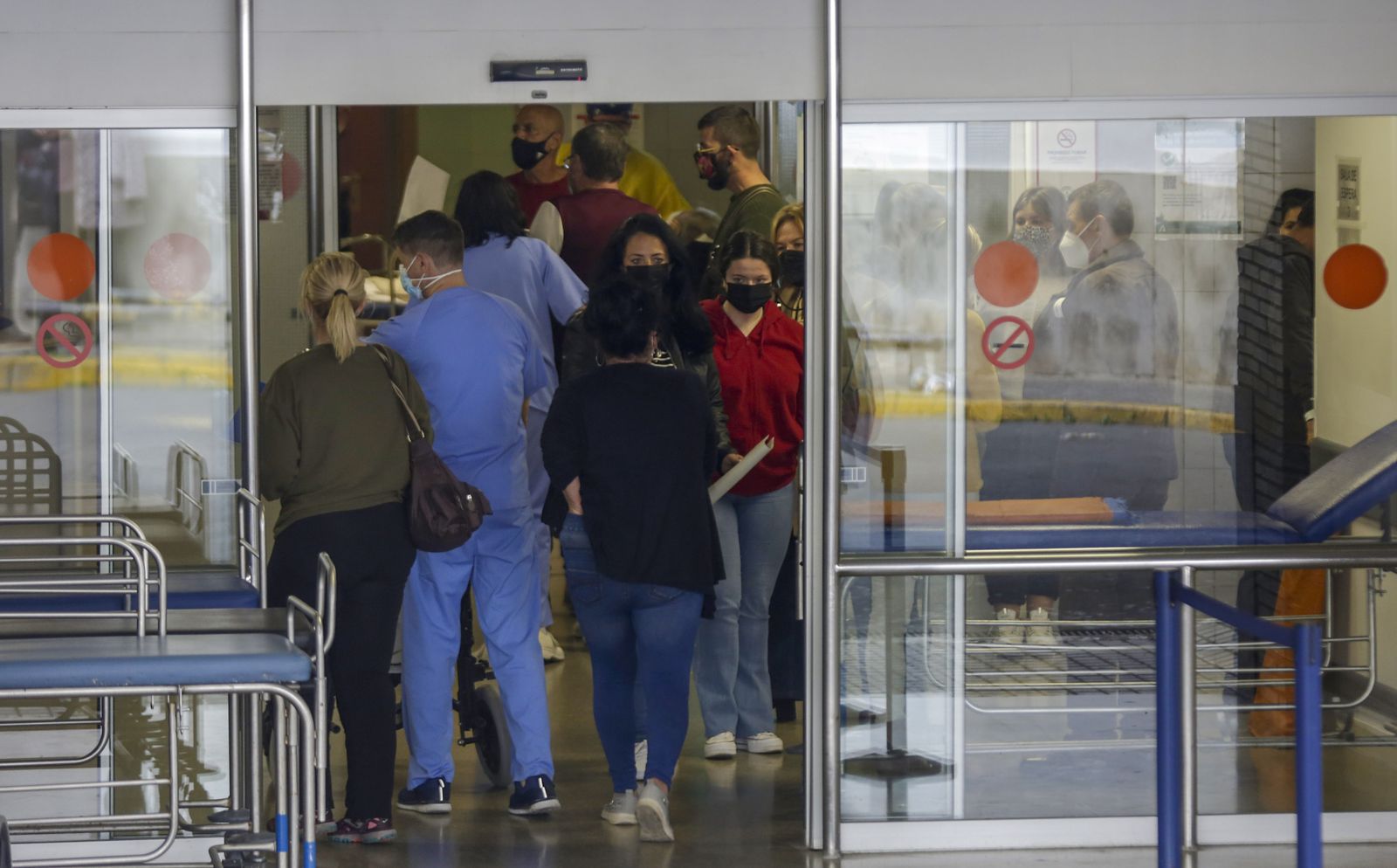Una de las entradas del Hospital Virgen del Rocío.