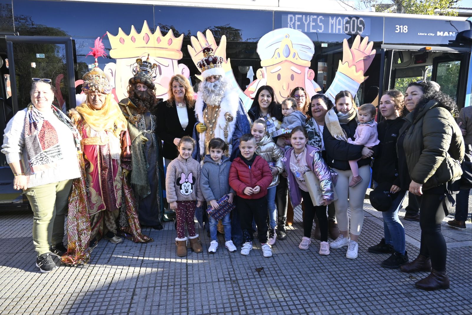 Visita de los Reyes Magos a los ancianos de los asilos de Huelva, en imágenes