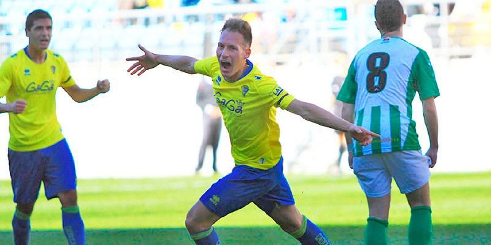 Migue García celebra un tanto en su etapa como amarillo.