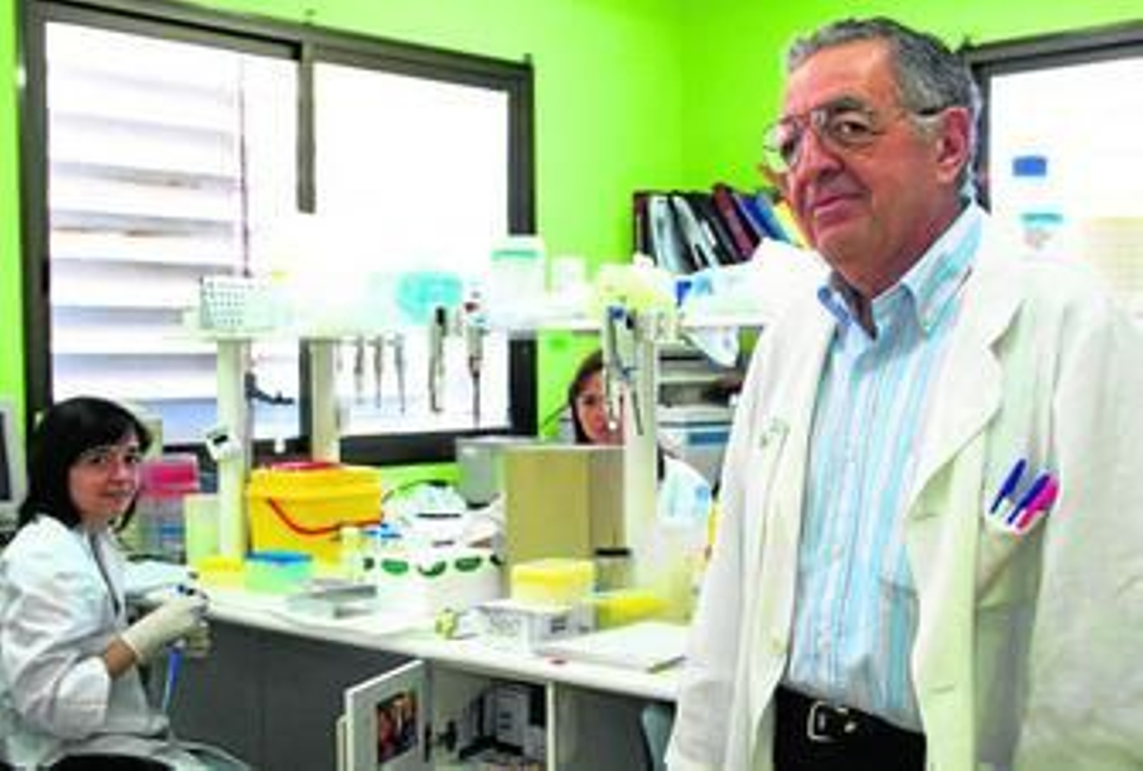 El doctor Javier Monteseirín, en el laboratorio de Alergología del Hospital Virgen Macarena.