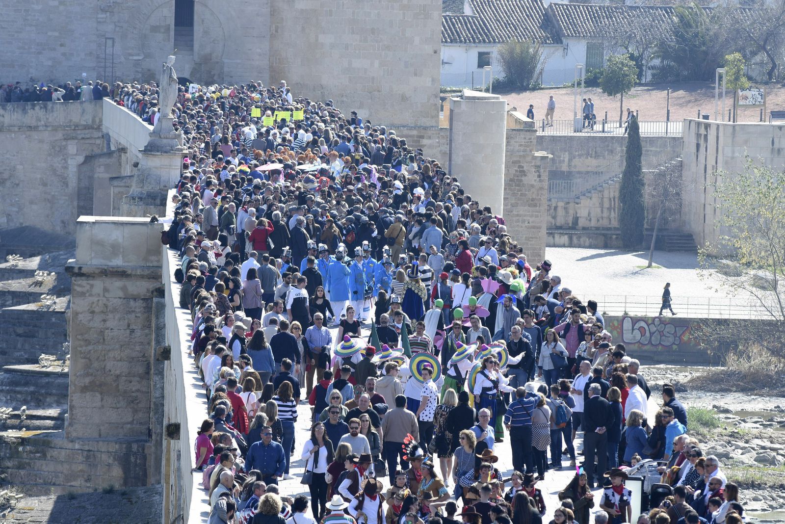 Pasacalles del Carnaval por el Puente Romano.