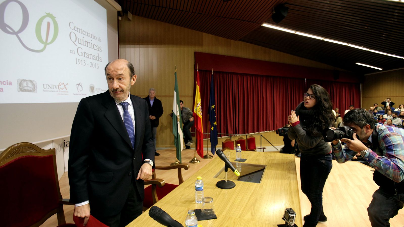 Conferencia marchándose de la conferencia en 2013.