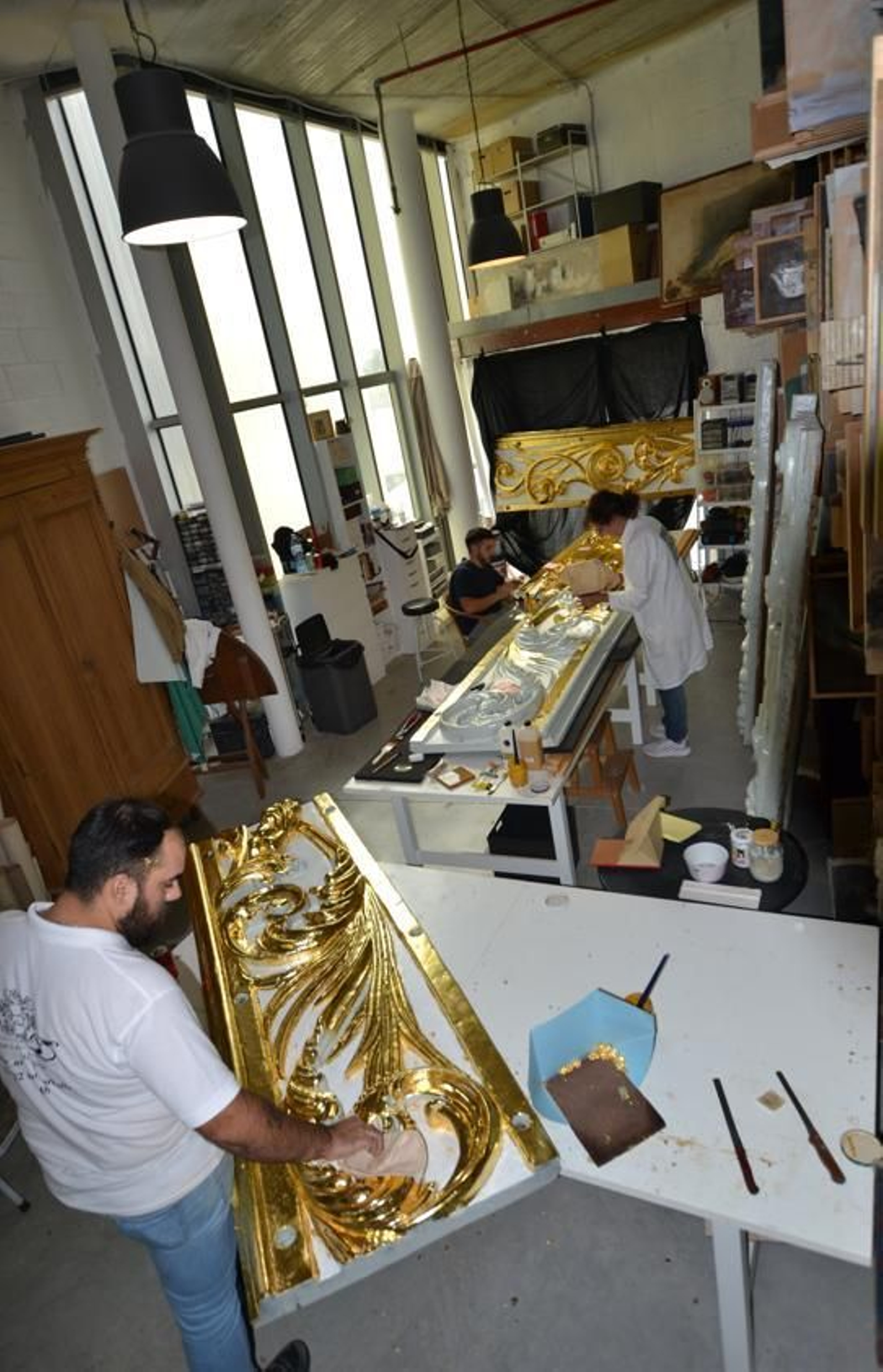 Equipo durante el trabajo de dorado.