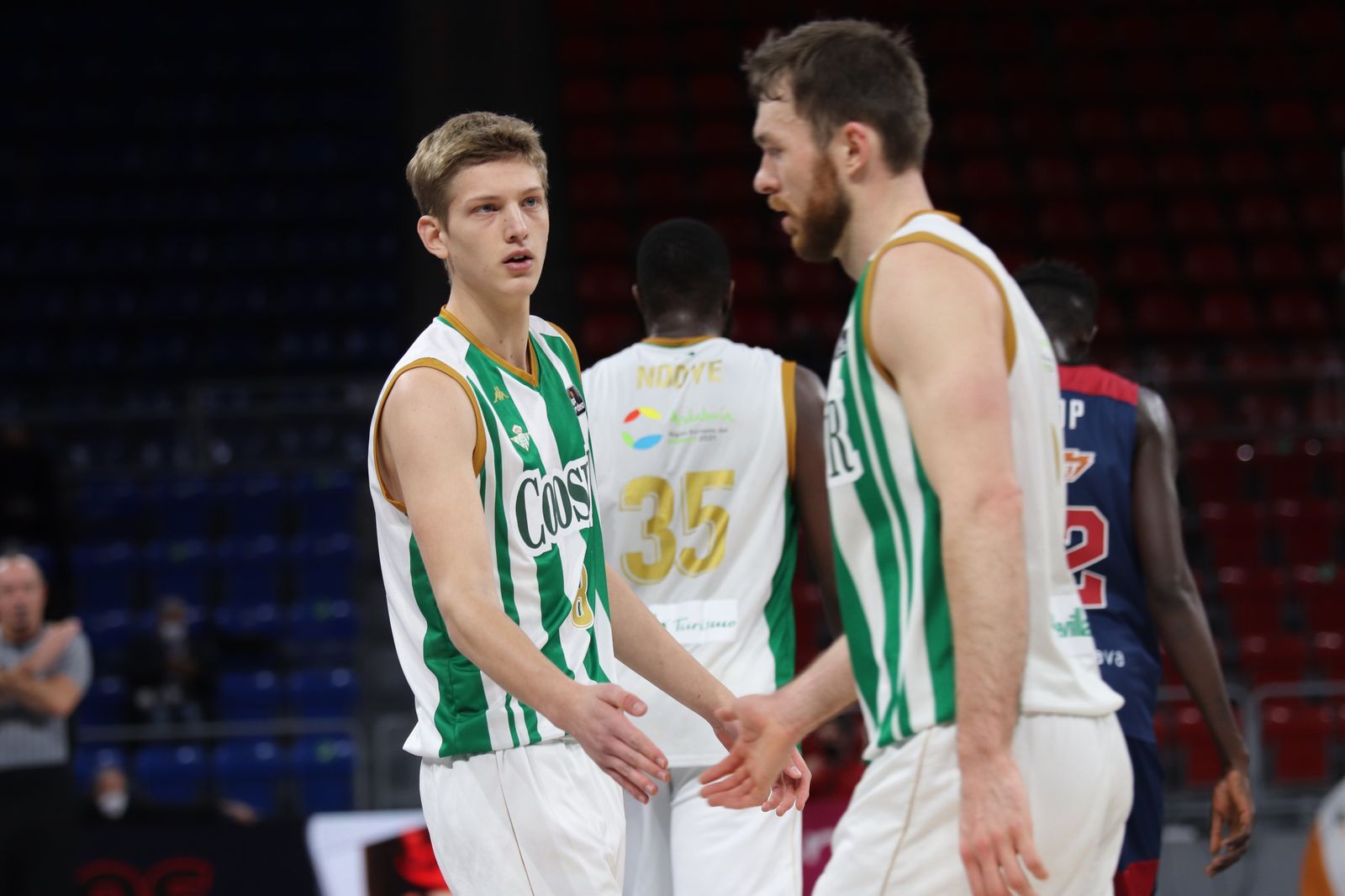 Luis García choca la mano con Kay durante el encuentro del Coosur Betis ante el Baskonia.
