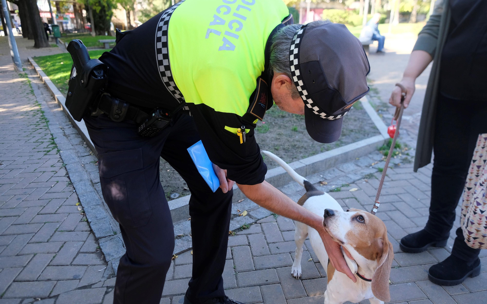 Un agente de la Línea Verde de la Policía Local de Córdoba comprueba el microchip de un perro.