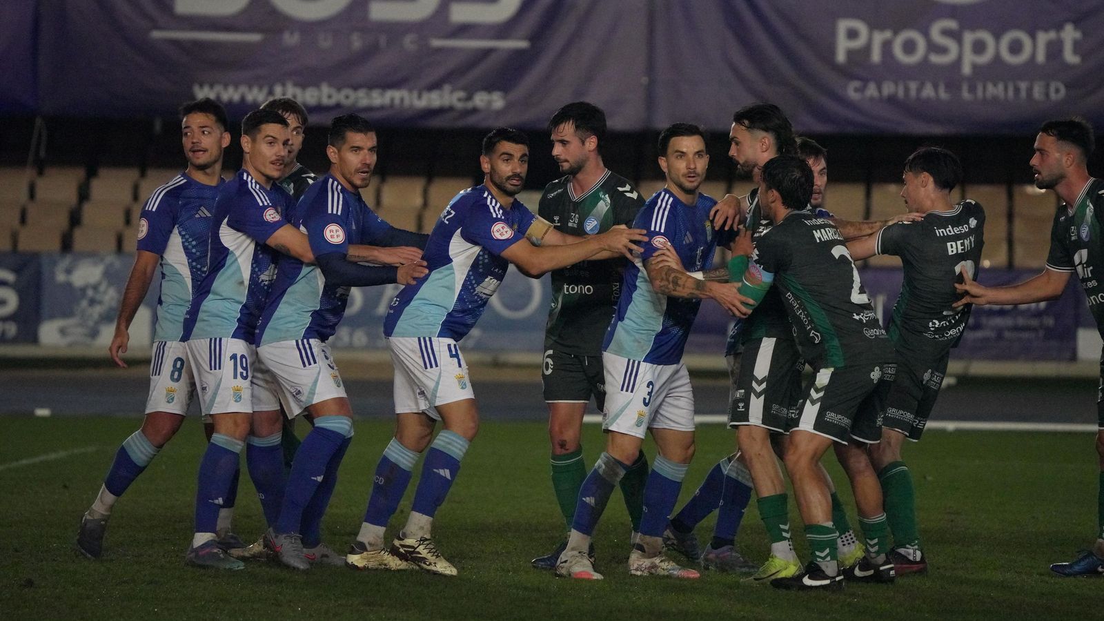 Jugadores del Xerez CD y Xerez DFC vigilándose en un córner.