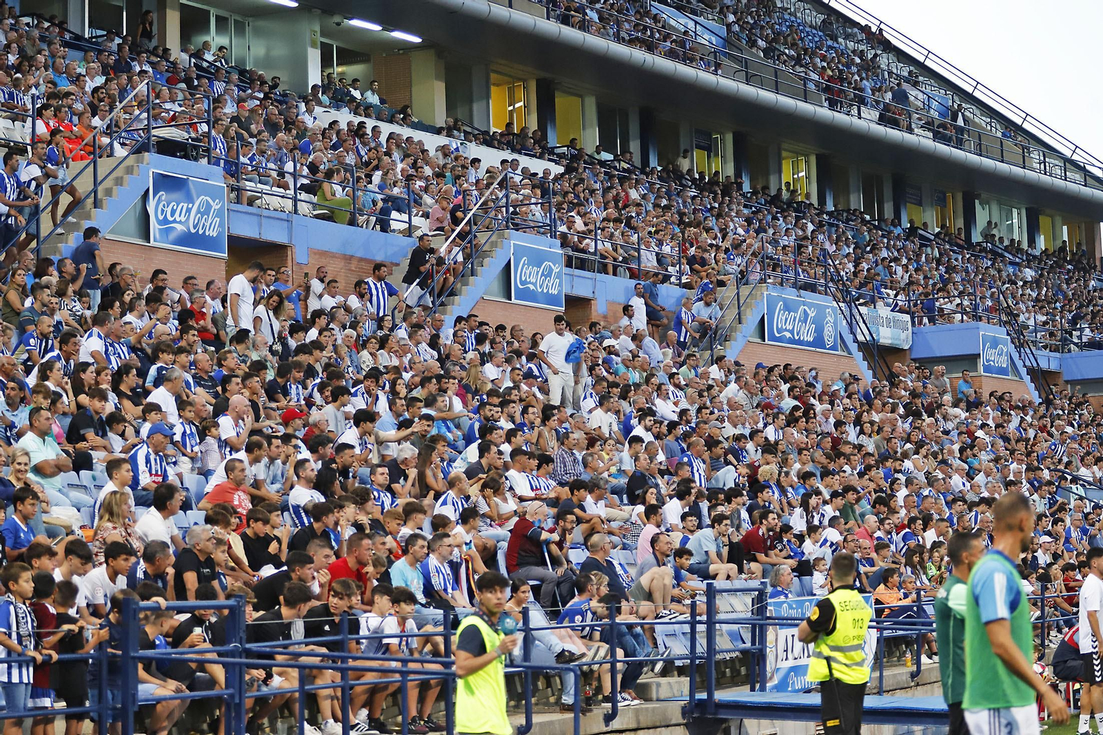 Imágenes del ambiente en el Recreativo de Huelva y Antequera CF