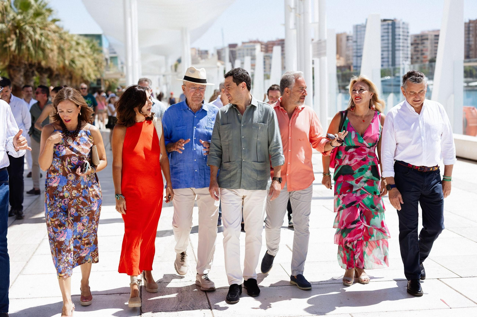 Juanma Moreno, ayer en Málaga, junto a su alcalde, los consejeros de Empleo, Hacienda y Presidencia, además de Elías Bendodo.