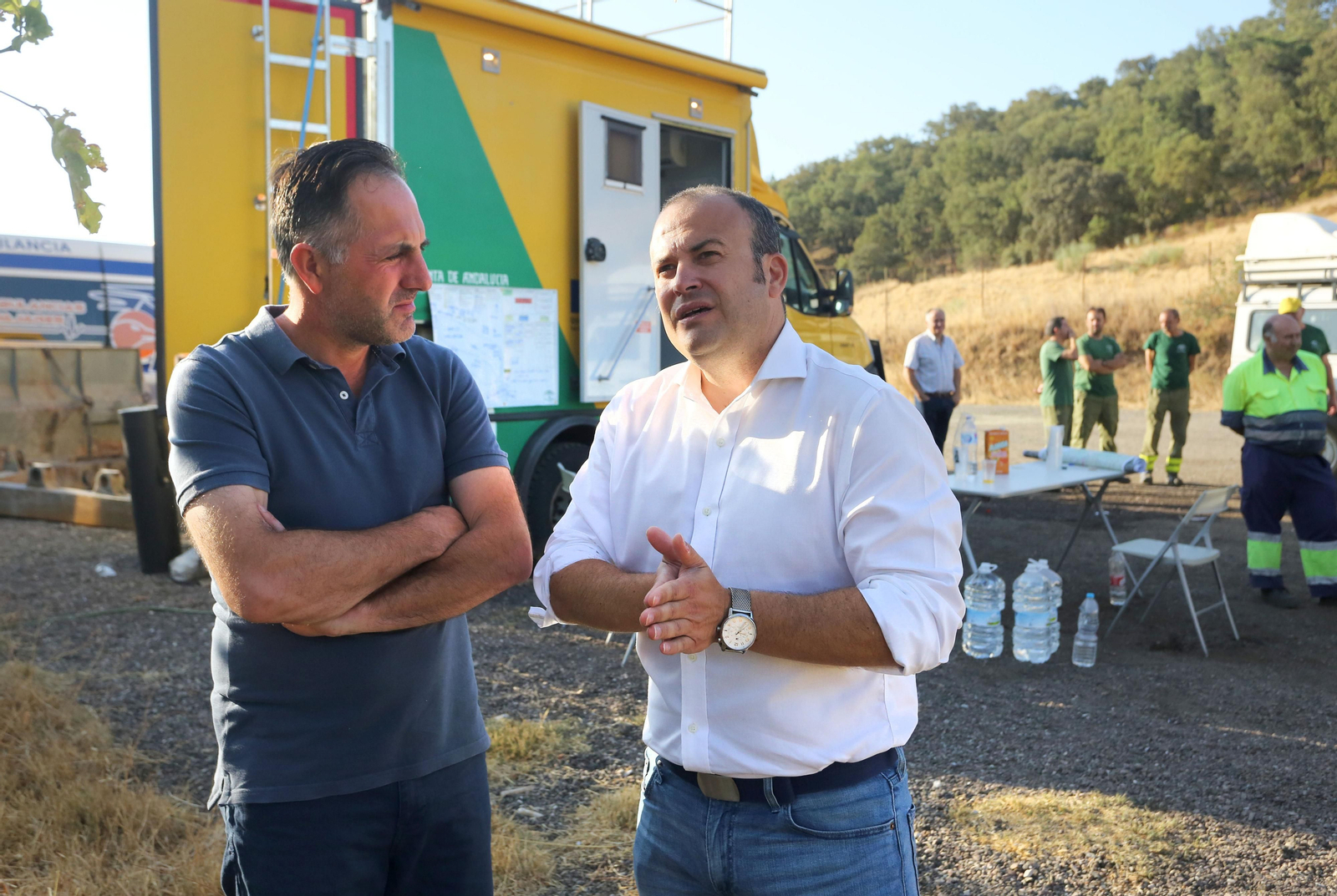 Imágenes del área afectada por el fuego del segundo día en el incendio de Almonaster