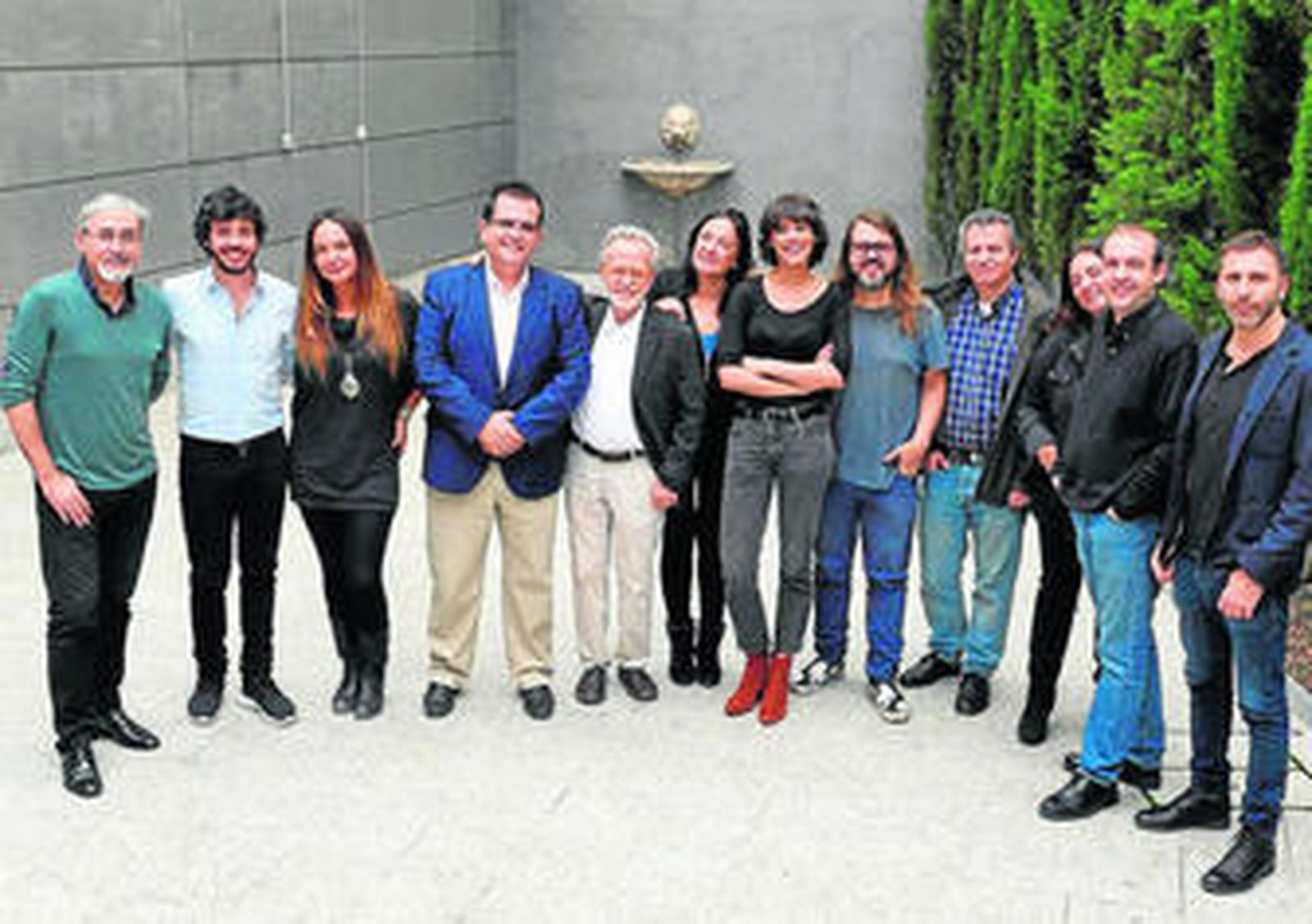 Antonio Jesús Rodríguez y Enrique Iznaola con los miembros de los dos jurados.