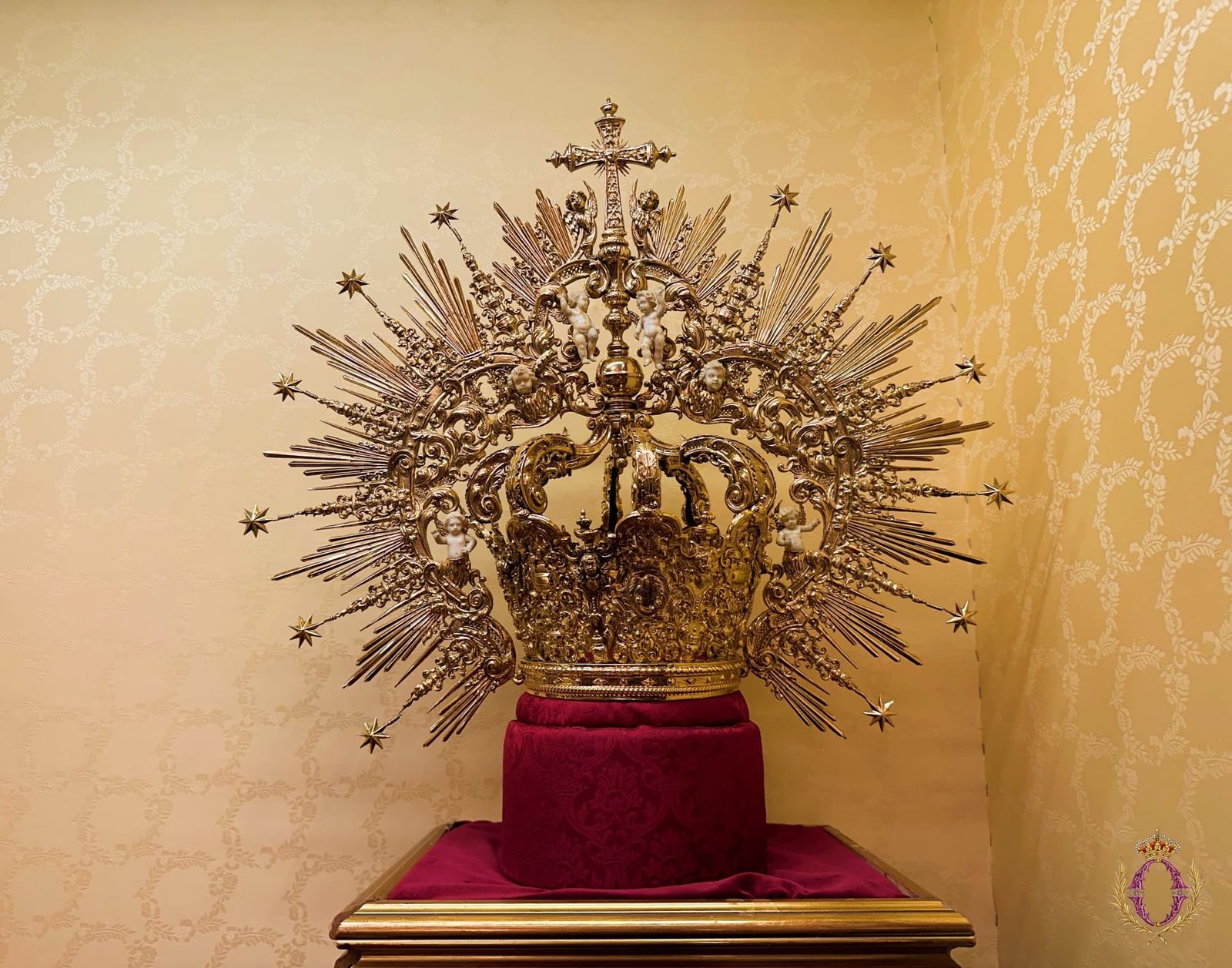 La corona realizada a mediados de los setenta para la dolorosa de Castillo