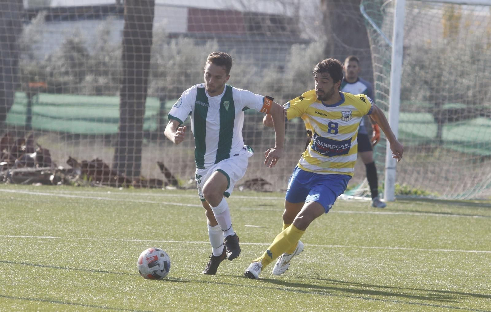 Marcelo controla ante la presencia del coriano Curro.