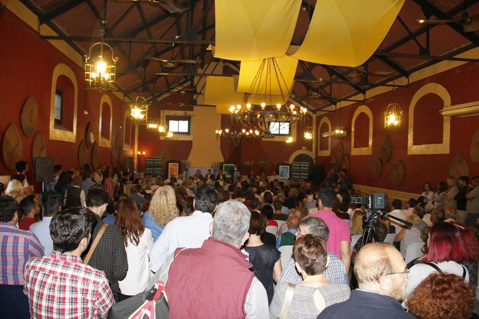 Cerca de 500 personas acudieron en la noche del martes a la cita de la plataforma Revive El Puerto.